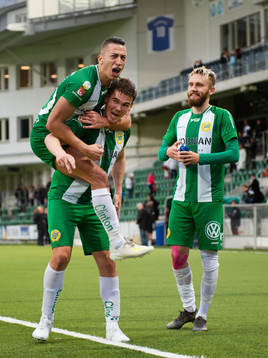 Hammarbys Nikola Djurdjic och Vidar Örn Kjartansson jublar