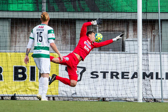 Västerås målvakt Anton Fagerström slänger sig