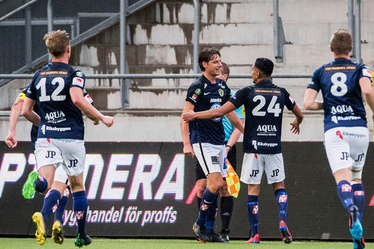 Jönköpings Jakob Orlov jublar med lagkamrater