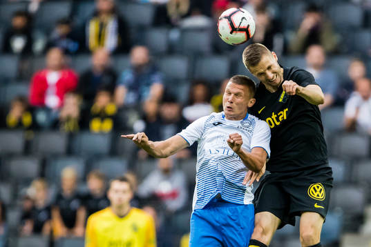 Anton Kobyalko of Ararat-Armenia and Karol Mets of AIK