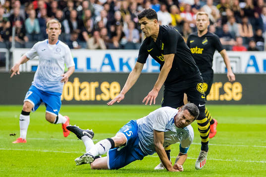 Tarik Elyounoussi of AIK and Dmitri Guz of Ararat-Armenia