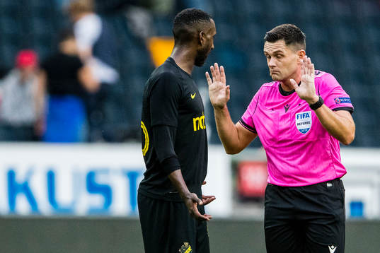 Henok Goitom of AIK and referee Robert Hennessy
