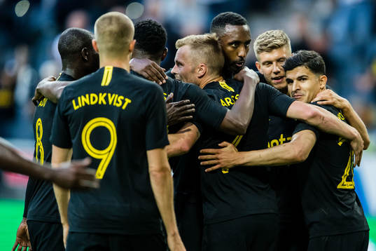 Sebastian Larsson celebrates with teammates