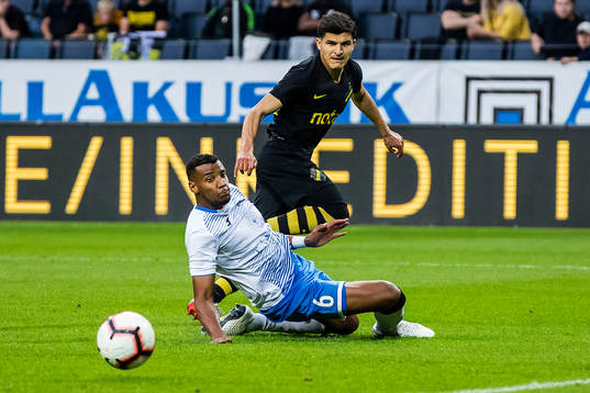 Georgi Pashov of Ararat-Armenia and Tarik Elyounoussi of AIK