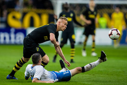 Kolbeinn Sigthorsson of AIK and Dmitri Guz of Ararat-Armenia