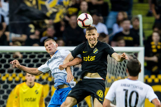 Anton Kobyalko of Ararat-Armenia and Karol Mets of AIK