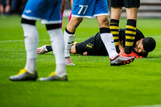 Tarik Elyounoussi of AIK in pain