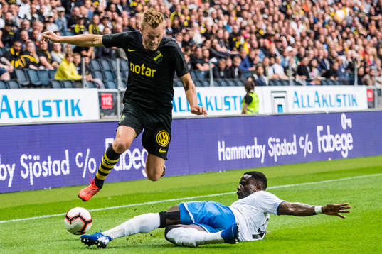 Sebastian Larsson of AIK and Alex Junior of Ararat-Armenia