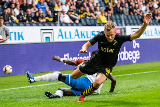 Sebastian Larsson of AIK and Alex Junior of Ararat-Armenia