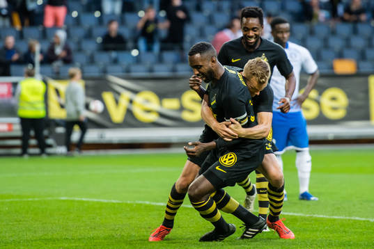 Henok Goitom and Sebastian Larsson celebrates 2-0