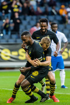 Henok Goitom and Sebastian Larsson celebrates 2-0