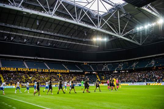 The players enters the pitch