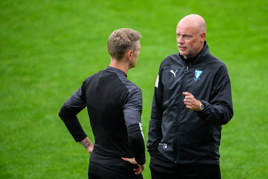 Sören Rieks speaks with Uwe Rösler, head coach of Malmö