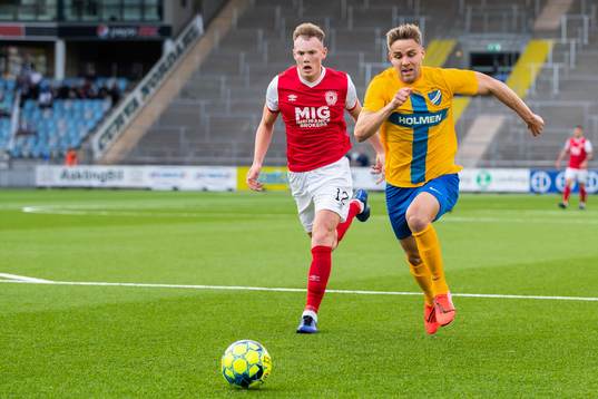 Christoffer Nyman of IFK Norrköping and Ciaran Kelly of St