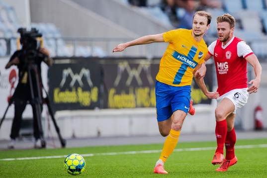 Lars Krogh Gerson of IFK Norrköping and Conor Clifford of