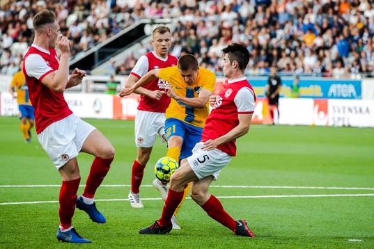 Simon Thern of IFK Norrköping against Lee Desmond of St