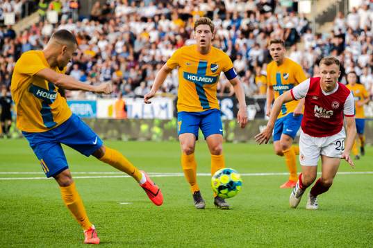 Alexander Fransson of IFK Norrköping and Jamie Lennon of