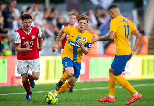 Kevin Toner of St Patrick's and Alexander Fransson of IFK