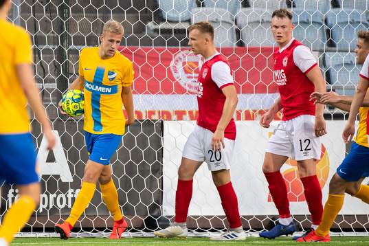 Filip Dagerstål of IFK Norrköping against Ciaran Kelly