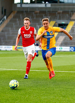 Ciaran Kelly of St Patrick's and Christoffer Nyman of IFK