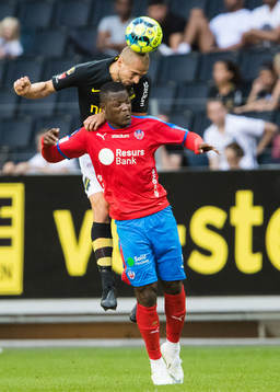s Rasmus Lindkvist i en nickduell med Helsingborgs Alhaji