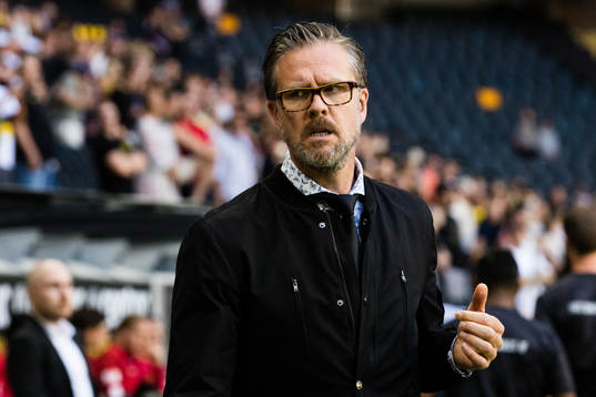 s tränare Rikard Norling innan fotbollsmatchen i