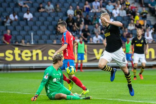 Helsingborgs målvakt Anders Lindegaard med en räddning