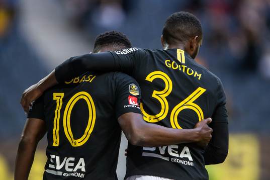 s Chinedu Obasi jublar med Henok Goitom