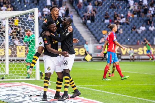 s Bilal Hussein och Enoch Kofi Adu jublar med Chinedu Obasi