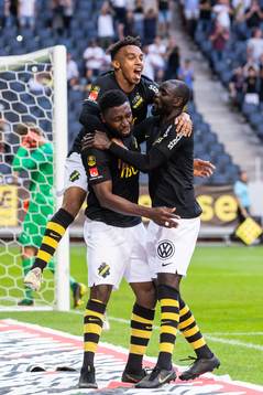 s Bilal Hussein och Enoch Kofi Adu jublar med Chinedu Obasi