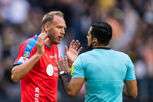 Helsingborgs Andreas Granqvist i diskussion med domare