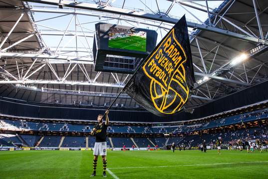 s Anton Salétros jublar med en flagga