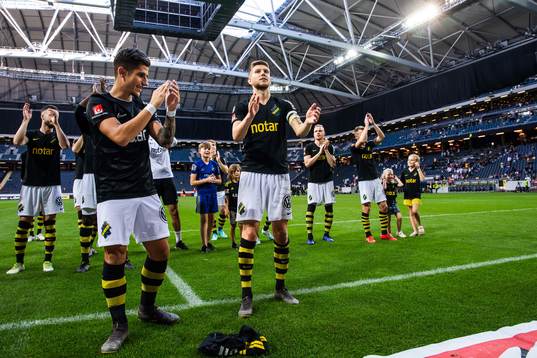 s Nicolas Stefanelli och Anton Salétros jublar