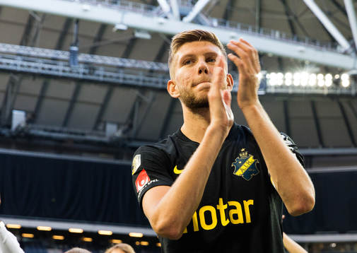 s Anton Salétros tackar publiken och jublar