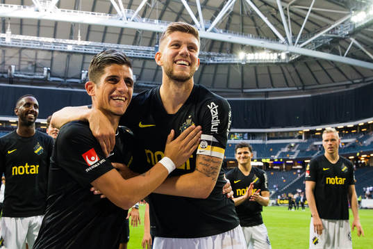 s Nicolas Stefanelli och Anton Salétros jublar