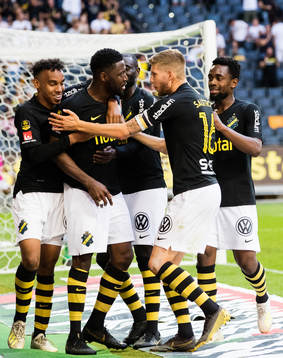 s Bilal Hussein, Anton Salétros och Heradi Rashidi jublar