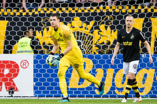 s målvakt Oscar Linnér och Rasmus Lindkvist