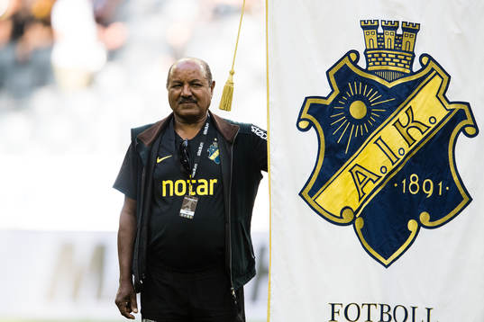 s Henok Goitom (ej i bild), innan fotbollsmatchen i