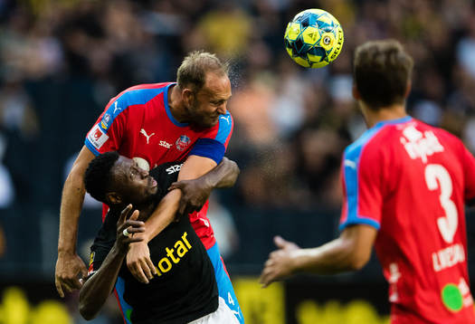 s Chinedu Obasi i en nickduell med Helsingborgs Andreas
