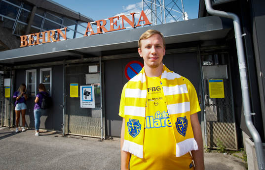 Falkenbergs supporter utanför entrén till Behrn Arena