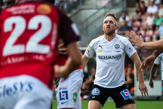 Örebros Michael Almebäck med bandage runt huvudet