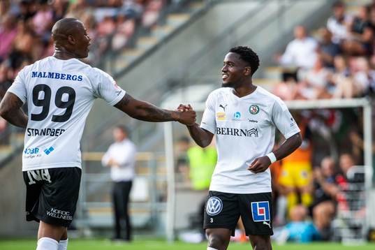 Örebros Kevin Wright och Carlos Strandberg jublar