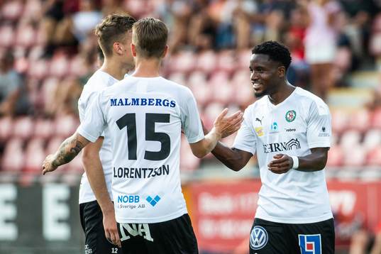 Örebros Kevin Wright jublar med lagkamrater