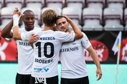 Örebros Filip Rogic jublar med Carlos Strandberg och