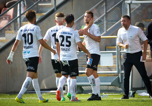 Örebros Filip Rogic gör 3-0 och jublar med Michael