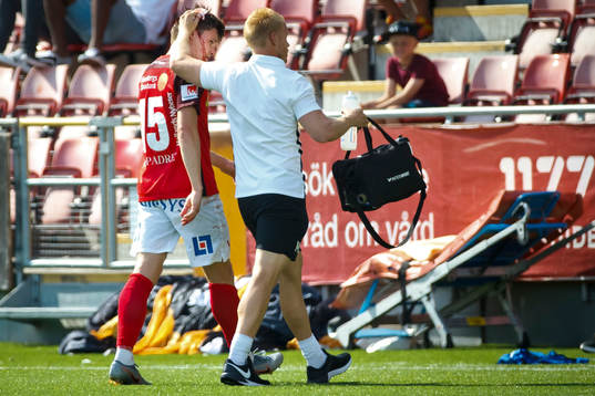 Falkenbergs Kirill Pogrebnyak lämnar planen blödades