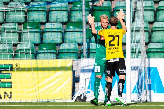 Häckens målvakt Peter Abrahamsson jublar med Rasmus