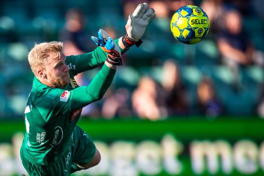 Häckens målvakt Peter Abrahamsson med en räddning