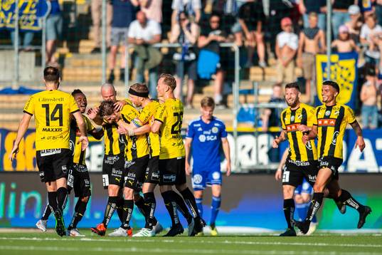 Häckens Erik Friberg jublar med lagkamrater