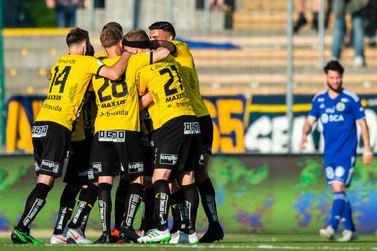 Häckens Erik Friberg jublar med lagkamrater
